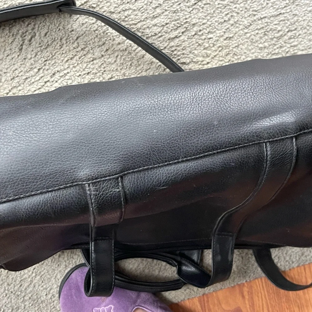 LAPTOP BRIEFCASE/ATTACHE/BOOKBAG! Hand or shoulder straps. Black Faux Leather.